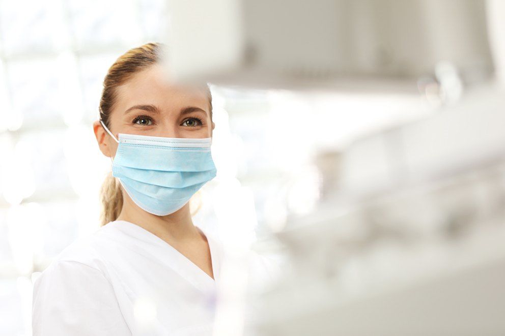 krankenschwester bedient die gerätetechnik plasauto sigma